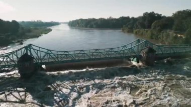 Eylül 2024 'te Polonya' nın Wroclaw kentinde meydana gelen sel sırasında Bartoszowicki vadisindeki Odra Nehri 'nin köpüklü suyu.