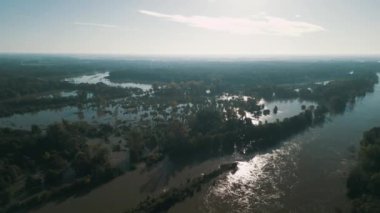 Eylül 2024 'te Polonya' da sel sırasında Wroclaw 'daki Odra Nehri' nin suyu döküldü.