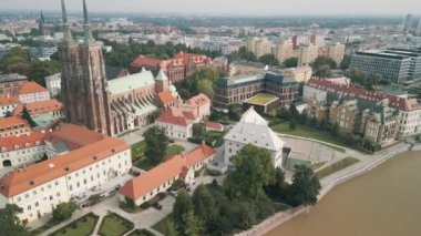 Eylül 2024 'te Polonya' da meydana gelen sel sırasında Wroclaw 'daki Katedral Adası ve Eski Şehir' deki Aziz John Katedrali.