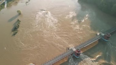 Eylül 2024 'te Polonya' nın Wroclaw kentindeki sel sırasında Odra Nehri 'nin Opatowice Weir' daki yükselen suyu.