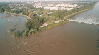 Opatowicki ve Bartoszowicki, Eylül 2024 'te Polonya' da seller sırasında Wroclaw 'daki Odra Nehri üzerinde toplandı.