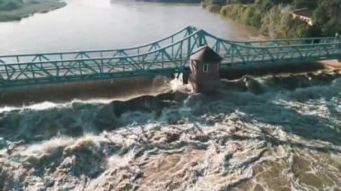 Eylül 2024 'te Polonya' nın Wroclaw kentinde meydana gelen sel sırasında Bartoszowicki vadisindeki Odra Nehri 'nin köpüklü suyu.