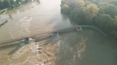 Eylül 2024 'te Polonya' nın Wroclaw kentindeki sel sırasında Odra Nehri 'nin Opatowice Weir' daki yükselen suyu.