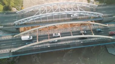 Eylül 2024 'te Polonya' da sel sırasında Wroclaw 'daki Jagiellonskie Köprüleri' nden geçen arabalar