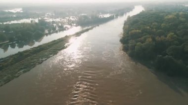 Eylül 2024 'te Polonya' da sel sırasında Wroclaw 'daki Odra Nehri' nin suyu döküldü.