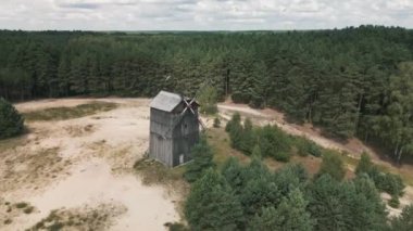 Polonya 'nın başkenti Kuyavian-Pomeranya Voyvoda' daki Tuchola Ormanı 'ndaki Fojutowo tepesindeki ahşap yel değirmeni.