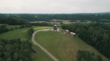 Polonya 'nın Pomeranya Eyaleti' nin (Pomorskie) Reboszewo kentindeki Sobotka Tepesi 'nin (Kaszuby) tepesinde bulunan ahşap yel değirmeni, Brodno Gölü' nün çevresi ormanlarla çevrilidir.