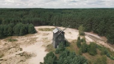 Polonya 'nın başkenti Kuyavian-Pomeranya Voyvoda' daki Tuchola Ormanı 'ndaki Fojutowo tepesindeki ahşap yel değirmeni.