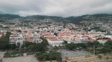 Portekiz 'in Madeira Adası' nın başkenti Funchal 'ın insansız hava aracı görüntüsü.