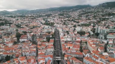Portekiz 'in Madeira Adası, Funchal şehrindeki ana caddenin insansız hava aracı görüntüsü.