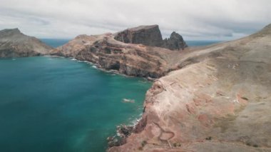 Portekiz, Canical yakınlarındaki Madeira Adası 'nda yürüyüş yapan Ponta de Sao Lourenco' nun insansız hava aracı videosu.