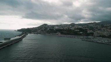 Portekiz 'in başkenti Madeira Adası' ndaki Funchal Limanı 'nın insansız hava aracı videosu.