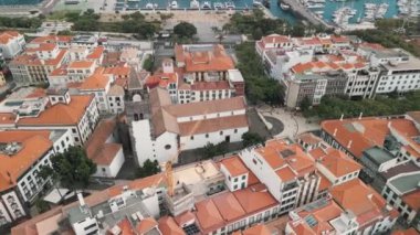 Portekiz 'in Madeira Adası, Funchal Eski Kasabası' nın çatılarıyla Hz.Meryem Katedrali 'nin insansız hava aracı görüntüsü.