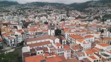 Portekiz 'in Madeira Adası, Funchal Eski Kasabası' nın çatılarıyla Hz.Meryem Katedrali 'nin insansız hava aracı görüntüsü.