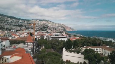 Portekiz 'in Madeira Adası, Funchal Eski Kasabası' nın çatılarıyla Hz.Meryem Katedrali 'nin insansız hava aracı görüntüsü.