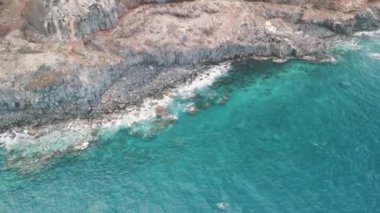 Mavi Atlantik Okyanusu ve Portekiz 'in Madeira adasının kayalık kıyı şeridi.