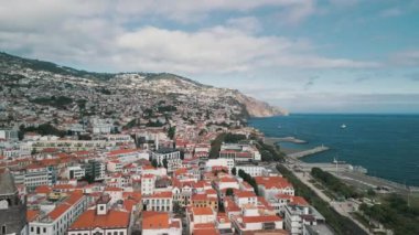 Funchal şehrinin, Portekiz 'in Madeira Adası' ndaki Funchal Eski Kasabası 'nın çatılı Katedrali' nin insansız hava aracı videosu.