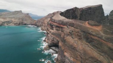 Portekiz, Canical yakınlarındaki Madeira Adası 'nda yürüyüş yapan Ponta de Sao Lourenco' nun insansız hava aracı videosu.