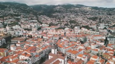 Funchal şehrinin, Portekiz 'in Madeira Adası' ndaki Funchal Eski Kasabası 'nın çatılı Katedrali' nin insansız hava aracı videosu.