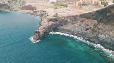 Mavi Atlantik Okyanusu ve Portekiz 'in Madeira adasının kayalık kıyı şeridi.
