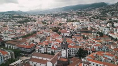 Funchal şehrinin, Portekiz 'in Madeira Adası' ndaki Funchal Eski Kasabası 'nın çatılı Katedrali' nin insansız hava aracı videosu.
