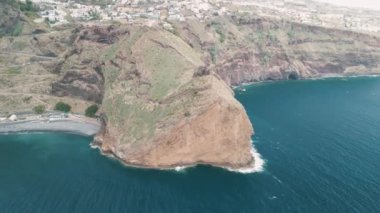 Portekiz, Canico yakınlarındaki Madeira Adası 'nda Christo Rei (İsa' nın Anıtı) ile yarımadanın insansız hava aracı videosu.