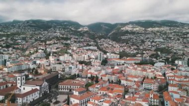 Funchal şehrinin, Portekiz 'in Madeira Adası' ndaki Funchal Eski Kasabası 'nın çatılı Katedrali' nin insansız hava aracı videosu.