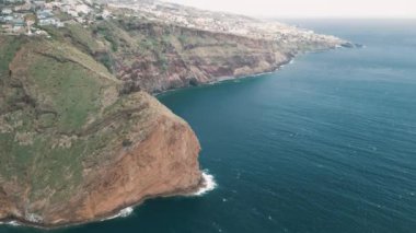 Portekiz, Canico yakınlarındaki Madeira Adası 'nda Christo Rei (İsa' nın Anıtı) ile yarımadanın insansız hava aracı videosu.