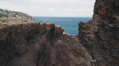 Portekiz, Canico yakınlarındaki Miradouro Pico da Atalaia ile Madeira kıyılarının insansız hava aracı görüntüleri..