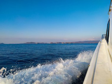 Mavi denizin güzel manzarası, sürat teknesinin yanından alındı. Karaya yolculuk