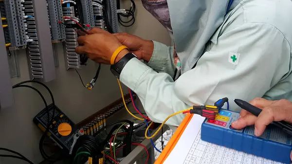 PT döngü testi için elektrik ölçümü: Gerilim, Frekans ve elektrik mühendisi tarafından geri enerji yüklemeden önce faz dönüş denetimi.