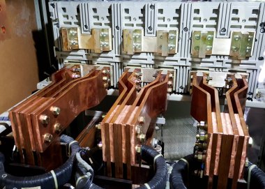 Devre kesici değiştirme için düşük voltajlı bakır bus çubuğu modifikasyonu.