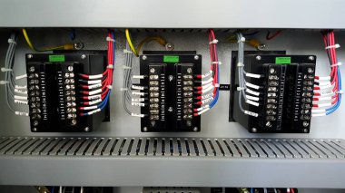 Bir elektrik kontrol panelindeki koruma rölesi terminali bağlantısı.