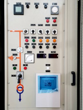 Elektrik 115kV Transformatör besleme diyagramı kontrol ve koruma panelinin taklidi üzerinde