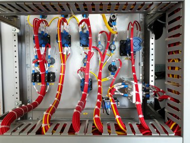 Kontrol ve koruma panelindeki devre kesici kontrol devrelerinin elektrik kontrol kabloları.