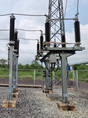 115kV Hava İzolasyon Hattı: Kalkış yapısı ve Yıldırım Tutuklayıcı gibi yüksek gerilim ekipmanları, santraldeki bağlantı kesme anahtarı.