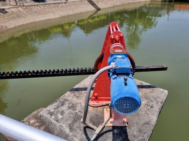 Motor, su kapağını açmak ve kapatmak için dişli ve dişli mekanizmasını çalıştırır.