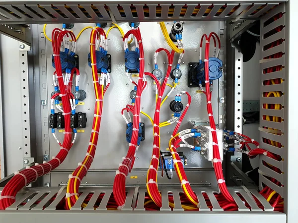 Kontrol ve koruma panelindeki devre kesici kontrol devrelerinin elektrik kontrol kabloları.