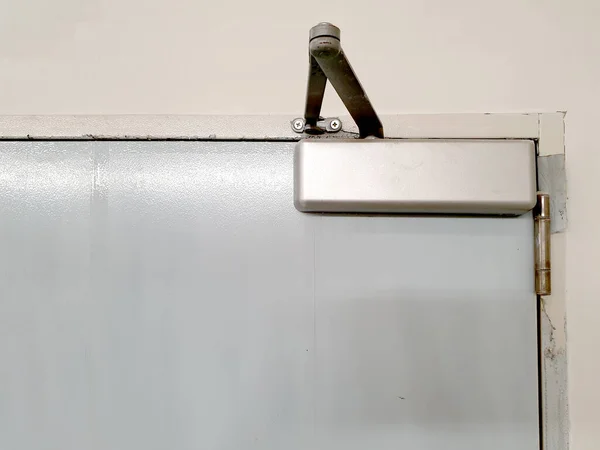 Kapı Daha Yakın Bir Manüel Kapı Kapının Açılışında Kullanılan Enerjiyi — Stok fotoğraf