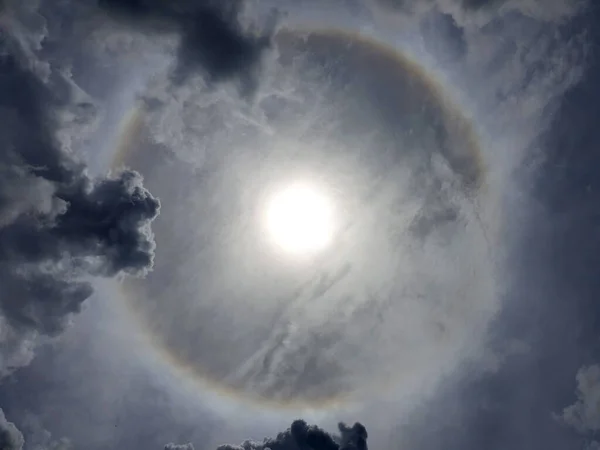 Halo Sol Com Nuvem Nimbus Céu Meio Dia — Fotografia de Stock
