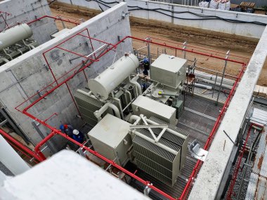 Elektrik santrali inşaatı, güç transformatörü alanındaki işçilerin faaliyeti..