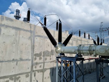 115 kV 'lık güç transformatöründen gaz yalıtımlı alt istasyona gelen besleme aygıtı.