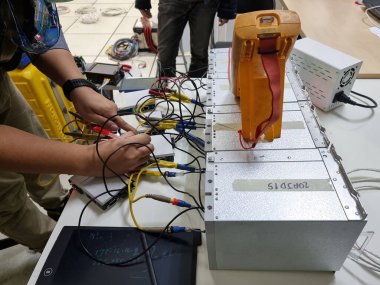 Mühendislik ekibi tarafından DCS 'ye koruma rölesi iletişimi için yapılandırma ve test.