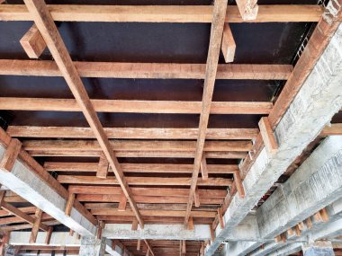 Sivil çalışma, birinci kattaki döşeme, merkezin denetim inşaatı için gerekli işlemler.