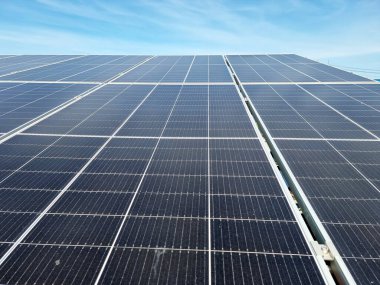 Fabrikanın çatısındaki kurulumdan sonra Güneş çatısı ve mavi gökyüzü arkaplanı