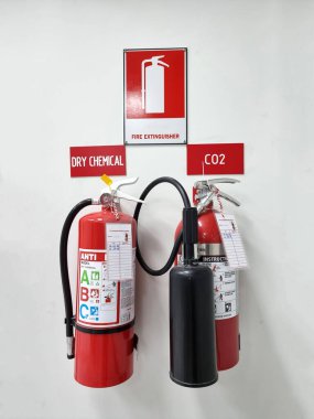 Elektrik santralinin elektrik kontrol odasına yangın söndürücü yerleştirildi.