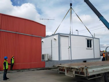 Turna kamyonları, inşaat alanı, proje seferberliği için mobil ofis binalarını ya da konteynır şantiyesini taşıyorlar..