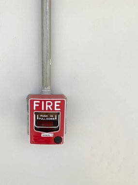 Kontrol odasının beyaz duvarında geleneksel bir yangın alarmı kurulumu..