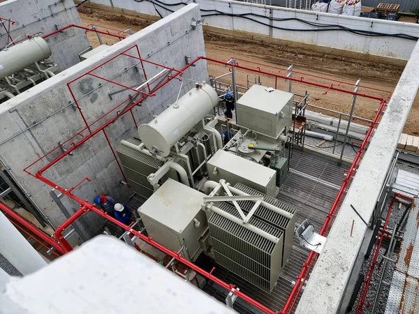 Elektrik santrali inşaatı, güç transformatörü alanındaki işçilerin faaliyeti..