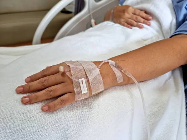 Рука Пацієнтки Жінки Паличкою Соляного Розчину Лікарняній Кімнаті — стокове фото